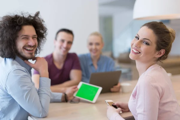 Grupo de jovens empresários — Fotografia de Stock