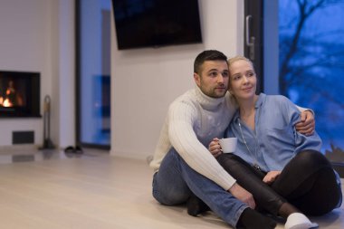 Şömine önünde oturan Çift