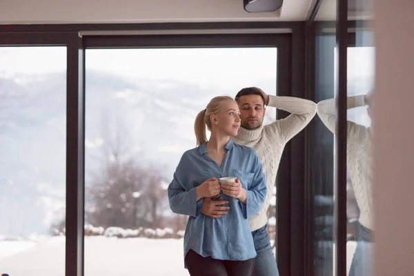 Pareja joven disfrutando del té de la noche junto a la ventana —  Fotos de Stock