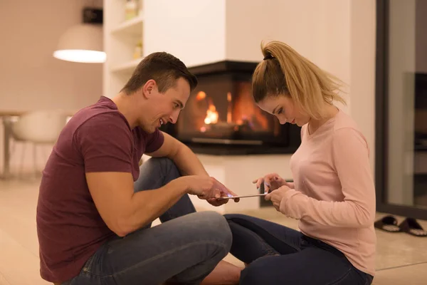 Pareja joven en el suelo —  Fotos de Stock