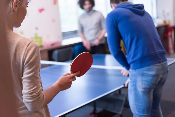 Startup equipe de negócios jogando ping pong tênis — Fotografia de Stock