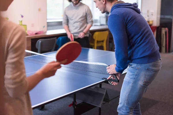 Startend bedrijf team spelen ping pong tafeltennis — Stockfoto