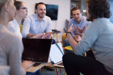 İş adamları iş planını tartışıyor