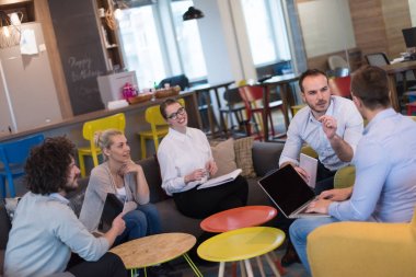 İş adamları iş planını tartışıyor