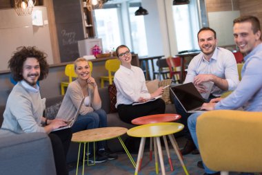 İş adamları iş planını tartışıyor