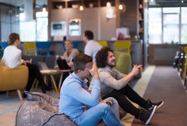 Bilgisayar oyunları oynuyorum.