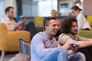 Bilgisayar oyunları oynuyorum.