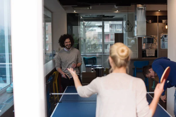 Startup equipo de negocios jugando ping pong tenis —  Fotos de Stock