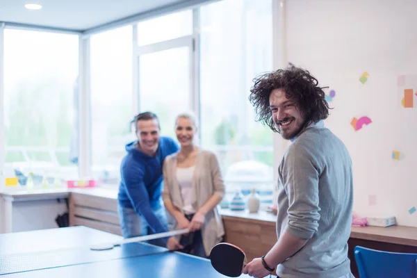 Startup üzleti csapat játszik ping pong tenisz — Stock Fotó