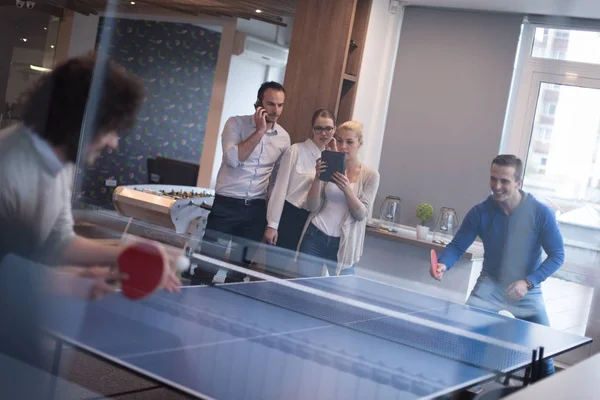 一群年轻启动业务人坪乒乓球网球在现代创意办公 — 图库照片