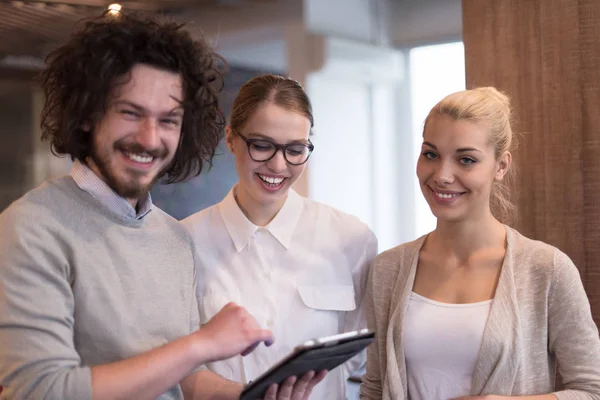 Geschäftsleute arbeiten mit Tablet im Startup-Büro — Stockfoto