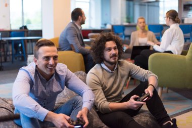 Bilgisayar oyunları oynuyorum.