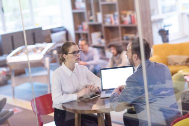 İş takım çalışma ile dizüstü yaratıcı Office