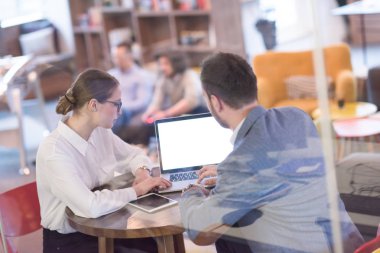 İş takım çalışma ile dizüstü yaratıcı Office