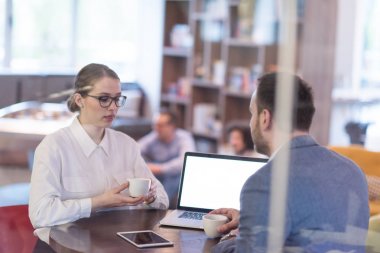 yaratıcı Office Başlangıç iş takım çalışma ile dizüstü