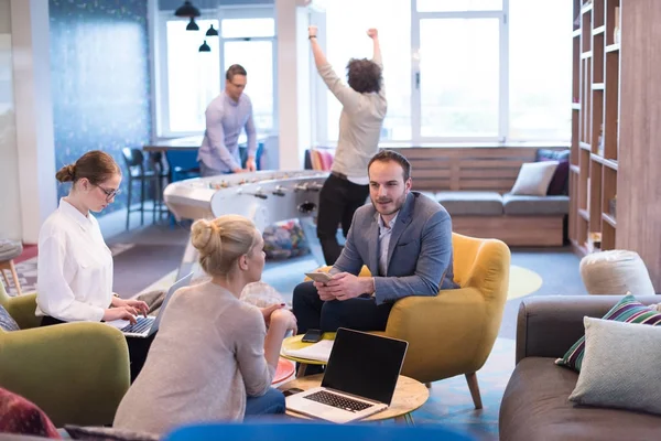 Empresarios discutiendo plan de negocios — Foto de Stock