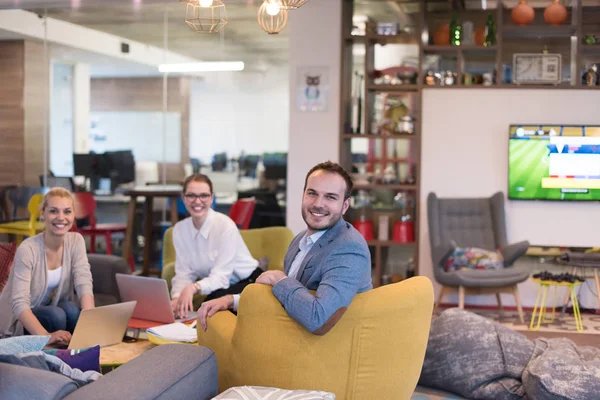 Grupo Jóvenes Empresarios Discutiendo Plan Negocios Moderno Edificio Oficinas Startups —  Fotos de Stock