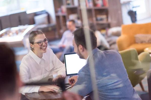 Geschäftsteam arbeitet mit Laptop im kreativen Büro — Stockfoto