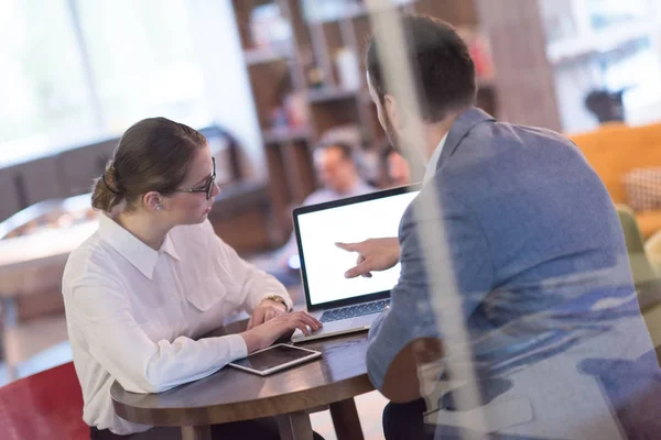 Zakelijke team werken met laptop in creatieve kantoor — Stockfoto