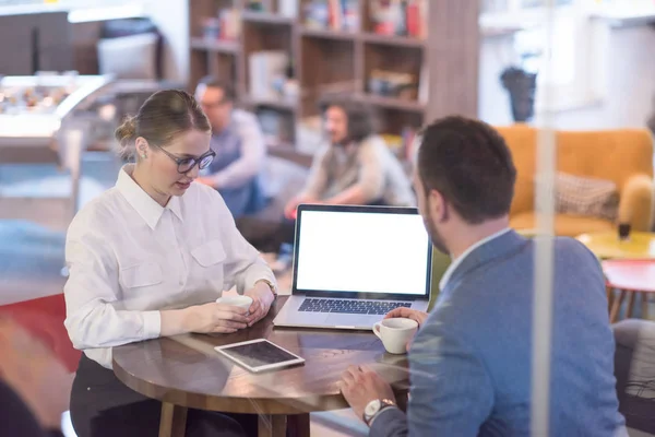 Startup Equipe de negócios Trabalhando com laptop em escritório criativo — Fotografia de Stock