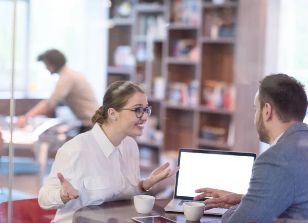 Startup Business team Travailler avec un ordinateur portable dans un bureau créatif — Photo