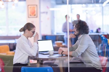 yaratıcı Office Başlangıç iş takım çalışma ile dizüstü