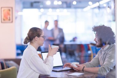 yaratıcı Office Başlangıç iş takım çalışma ile dizüstü