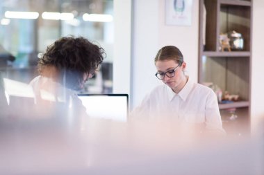 yaratıcı Office Başlangıç iş takım çalışma ile dizüstü