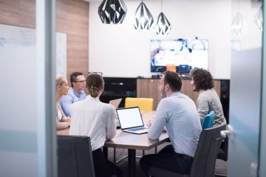 Modern ofis binasında Girişim İş Takımı Toplantısı