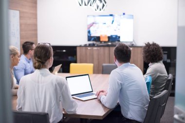 Modern ofis binasında Girişim İş Takımı Toplantısı