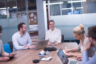 Modern ofis binasında Girişim İş Takımı Toplantısı