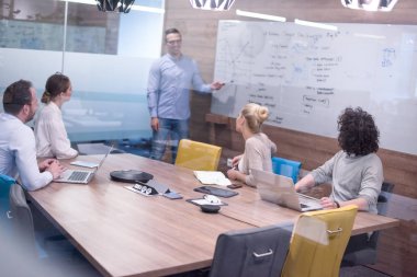 Modern ofis binasında Girişim İş Takımı Toplantısı