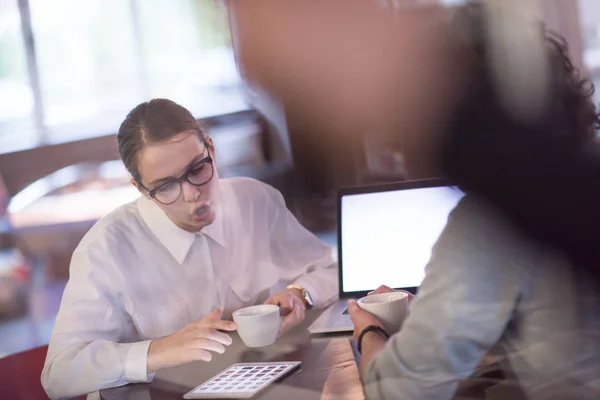 Startup Business team Lavorare con il computer portatile in ufficio creativo — Foto Stock