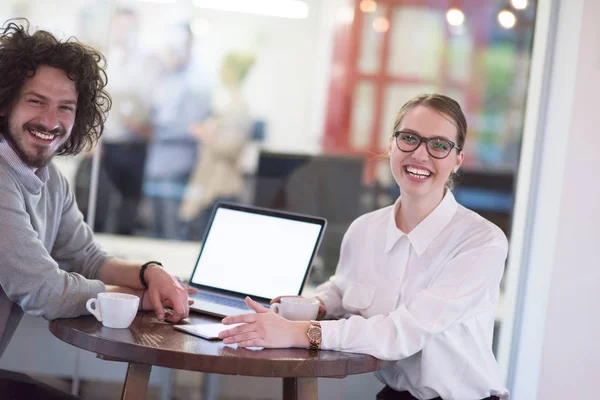 Start verksamhet team arbetar med laptop i kreativa kontor — Stockfoto