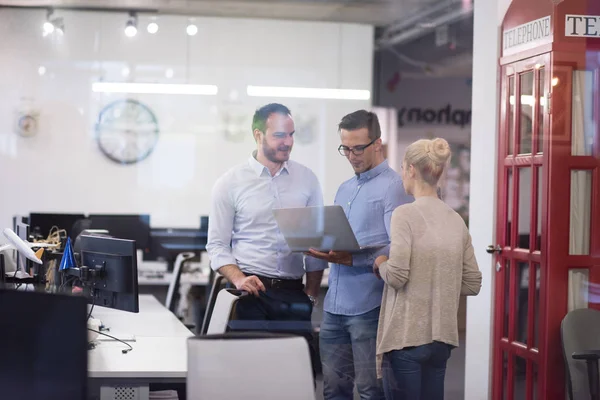 Gente Negocios Startup Utilizando Ordenador Portátil Preparándose Para Próxima Reunión —  Fotos de Stock