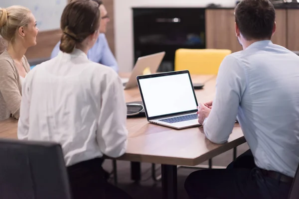 Grupp Unga Affärsmän Diskuterar Affärsplan Vid Moderna Start Kontor Byggnad — Stockfoto