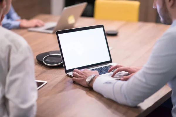 Groep Jonge Zakenmensen Bespreekt Businessplan Bij Modern Startup Kantoorgebouw — Stockfoto