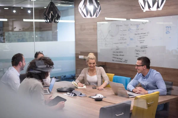 Startup Business Team ad un meeting in un moderno edificio per uffici — Foto Stock