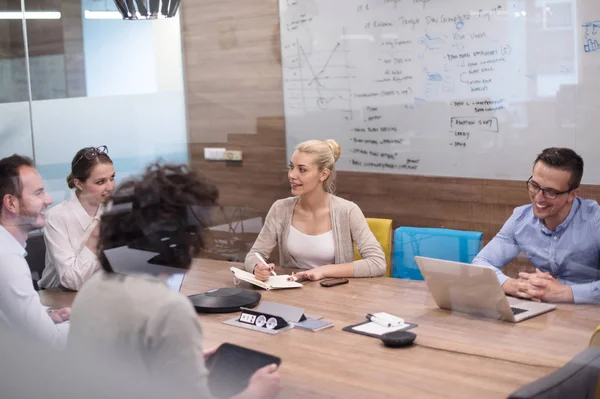 Startup Business Team na setkání v moderní kancelářské budově — Stock fotografie