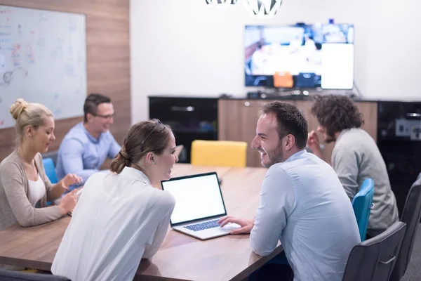 Startup Business Team Na spotkaniu w nowoczesnym budynku biurowym — Zdjęcie stockowe