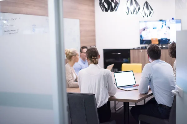 Startup Business Team Em uma reunião no prédio de escritórios moderno — Fotografia de Stock