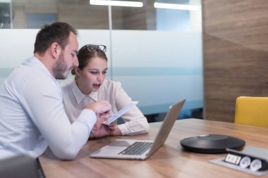 İş insanlar çalışma ile Tablet başlangıç Office