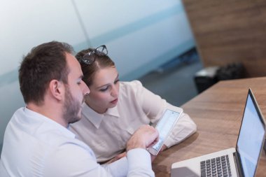 İş insanlar çalışma ile Tablet başlangıç Office