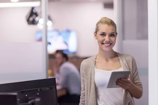 Donna d'affari utilizzando Digital Tablet di fronte all'ufficio di avvio — Foto Stock