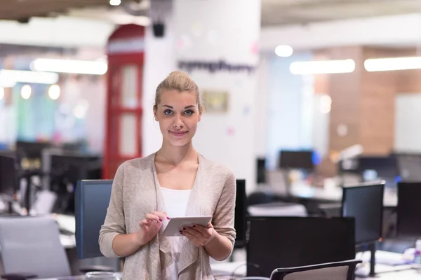 Femme d'affaires utilisant la tablette numérique devant le bureau de démarrage — Photo