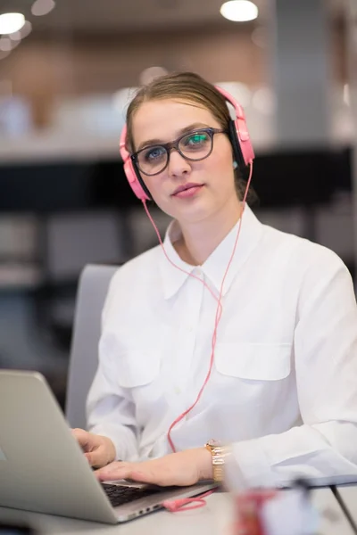 Jovem empresária feminina Freelancer — Fotografia de Stock