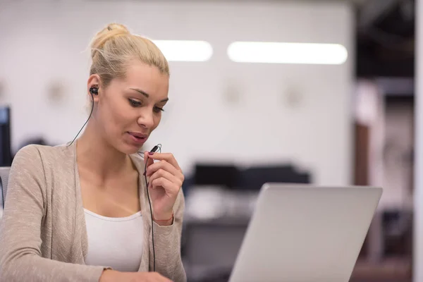 Joven empresaria freelancer — Foto de Stock