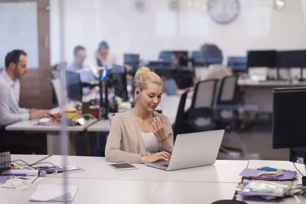 Jonge vrouwelijke ondernemer Freelancer — Stockfoto