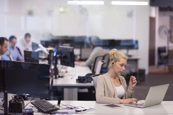 Jovem empresária feminina Freelancer — Fotografia de Stock