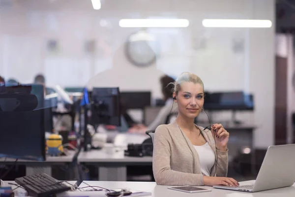 Mladá žena podnikatel na volné noze — Stock fotografie